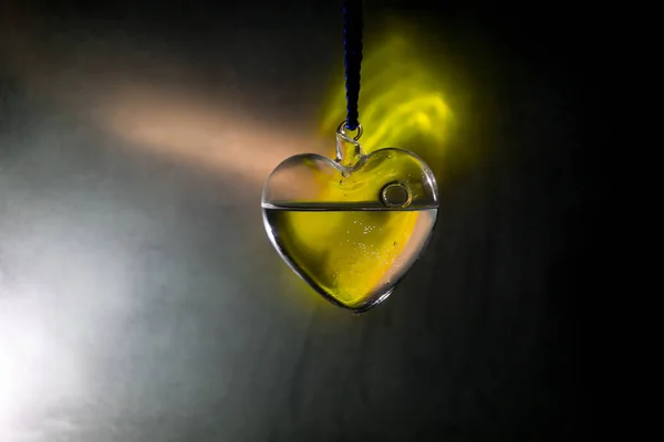 Концепція Дня Святого Валентина Прекрасне Скляне Серце Темному Туманному Фоні — стокове фото