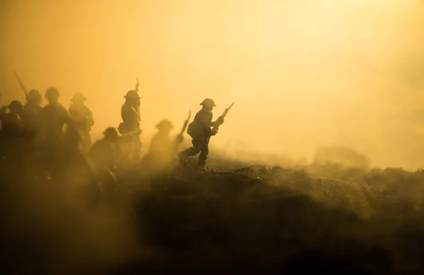 Cena Batalha Silhuetas Militares Lutando Cena Fundo Céu Nevoeiro Guerra — Fotografia de Stock