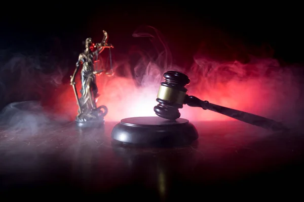 Direito Tema Martelo Juiz Mesa Madeira Com Lady Justice Statue — Fotografia de Stock