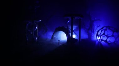 Zaman kavramı. Kum bir kum saati için bir son tarih saymak aşağı olarak geçen süre ölçümünü cam ampuller geçiyor. Hourglasses Silhouette koyu arka plan üzerinde duman. Çiçeklerle