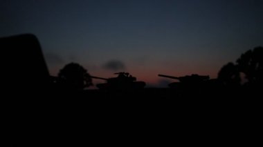 Savaş kavramı. Askeri siluetleri sahne üzerinde savaş sis sky mücadele arka plan, Dünya Savaşı askerler siluetleri bulutlu manzarası, gece aşağıda. Saldırı sahne. Zırhlı araçlar.