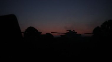 Savaş kavramı. Askeri siluetleri sahne üzerinde savaş sis sky mücadele arka plan, Dünya Savaşı askerler siluetleri bulutlu manzarası, gece aşağıda. Saldırı sahne. Zırhlı araçlar.