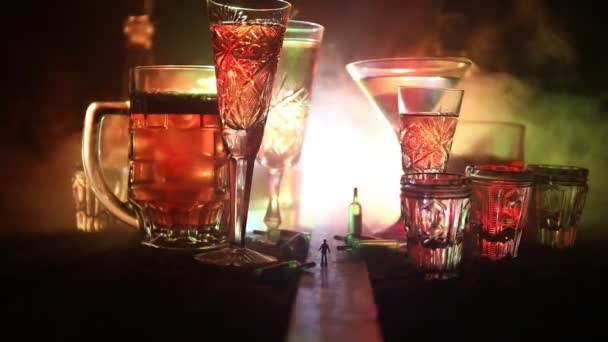 Pojęcie Abstrakcyjne Alkoholizmu Sylwetka Człowieka Stojącego Połowie Drogi Mglisty Wieczór — Wideo stockowe