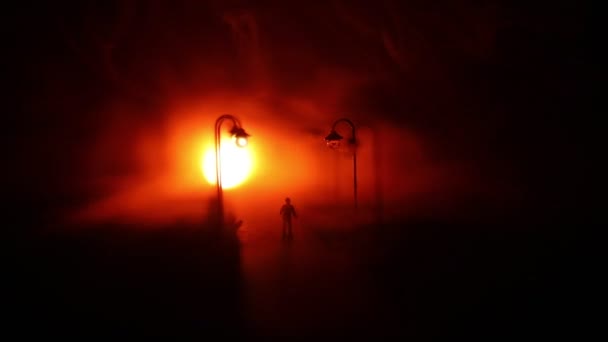 Miasta w nocy w gęstej mgle. Gęsty smog na ciemnej ulicy. Sylwetki człowieka na drodze. Dekoracja stołu. Selektywny fokus — Wideo stockowe