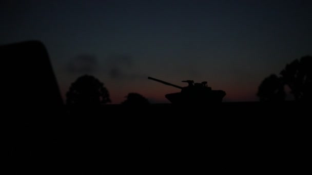 Concept van de oorlog. Militaire silhouetten vechten scène op oorlog mist hemel achtergrond, silhouetten van de Wereldoorlog soldaten onder bewolkte Skyline in de nacht. Aanval scène. Gepantserde voertuigen. — Stockvideo