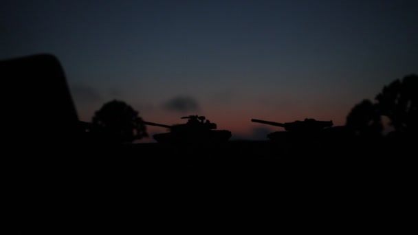 Concept van de oorlog. Militaire silhouetten vechten scène op oorlog mist hemel achtergrond, silhouetten van de Wereldoorlog soldaten onder bewolkte Skyline in de nacht. Aanval scène. Gepantserde voertuigen. — Stockvideo