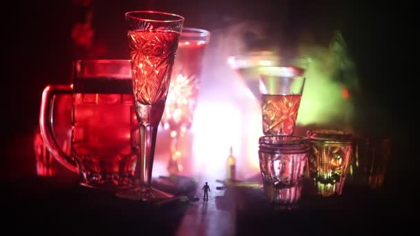 Abstracte Alcoholisme Concept Silhouet Van Een Man Die Het Midden — Stockvideo