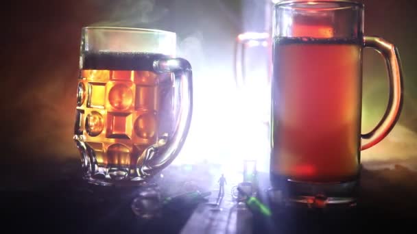 Concepto Abstracto Alcoholismo Silueta Hombre Pie Medio Carretera Una Noche — Vídeos de Stock