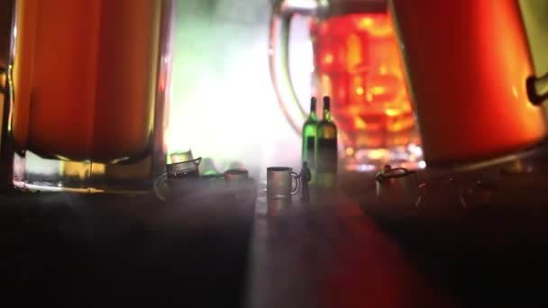 Abstracte Alcoholisme Concept Silhouet Van Een Man Die Het Midden — Stockvideo