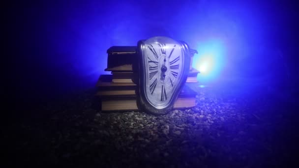 Tijd Concept Zandlopers Met Rook Verlichting Een Donkere Achtergrond Surrealistisch — Stockvideo