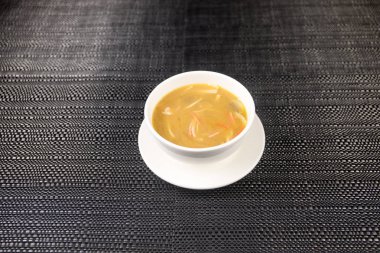 Japon gıda içinde plakalı görünümünü kapatın. Japonya masasına Doğu dekorasyonu ile geleneksel yemek. Seçici odak