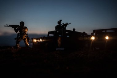 Savaş kavramı. Savaş sahnesi savaş sis gökyüzü arka plan üzerinde mücadele geceleri aşağıda bulutlu manzarası siluetleri. Ordu araç askerler sanat dekorasyonu ile
