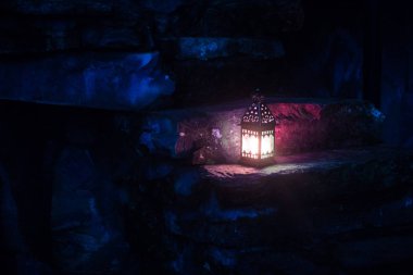 Güzel renkli bahçe lambası gece ışıklı. Retro tarzı fener gece açık. Seçici odak