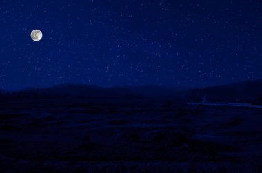 Yıldızlı gece dağlar ve orman ile güzel gece manzarası. Gece orman yeşil çayır ve dağ parlak yıldızlı gece veya görünümünde Samanyolu