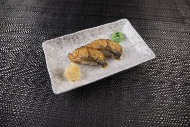 Japon gıda içinde plakalı görünümünü kapatın. Japonya masasına Doğu dekorasyonu ile geleneksel yemek. Seçici odak