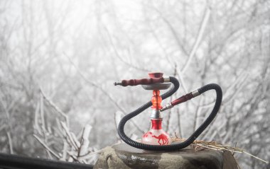 Soğuk shisha kavramı. Nargile, geleneksel Arapça harcamak açık fotoğraf. Soğuk kış arka plan. Boş alanı. Seçici odak