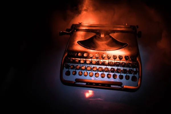 Старая Пишущая Машинка Моды Темном Туманном Фоне Закрыть Винтажную Машинку — стоковое фото