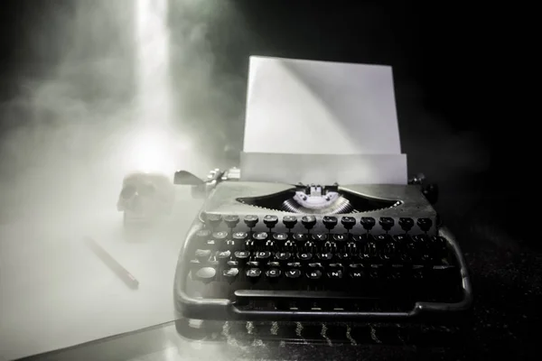 Старая Пишущая Машинка Моды Темном Туманном Фоне Закрыть Винтажную Машинку — стоковое фото