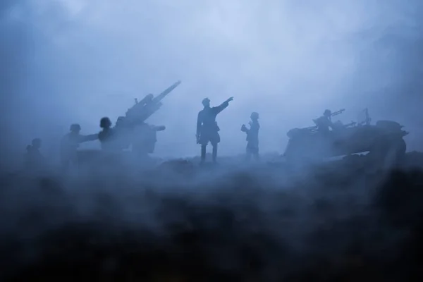 Canhão Antiaéreo Silhuetas Militares Lutando Cena Fundo Céu Nevoeiro Guerra — Fotografia de Stock