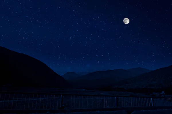 美丽的夜晚景观与繁星夜山和森林 夜森林与绿色草甸和山在明亮的繁星夜或银河看法 — 图库照片