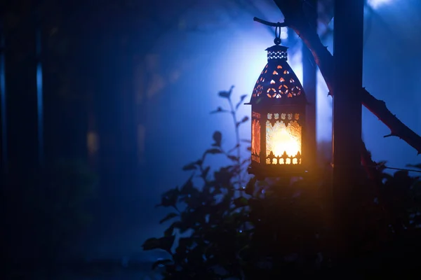 Lâmpada Iluminada Colorida Bonita Jardim Noite Enevoada Lanterna Estilo Retro — Fotografia de Stock