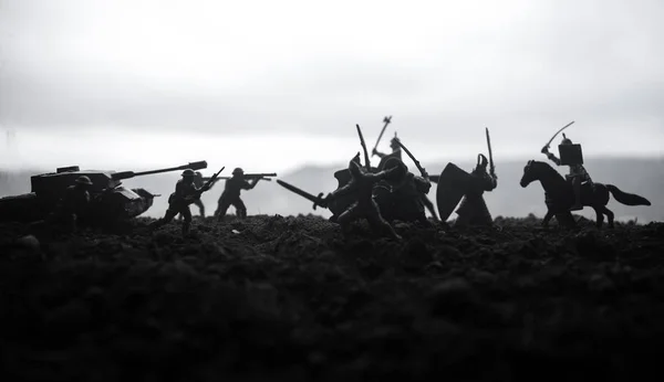 Escena Batalla Siluetas Militares Peleando Escena Fondo Del Cielo Niebla —  Fotos de Stock