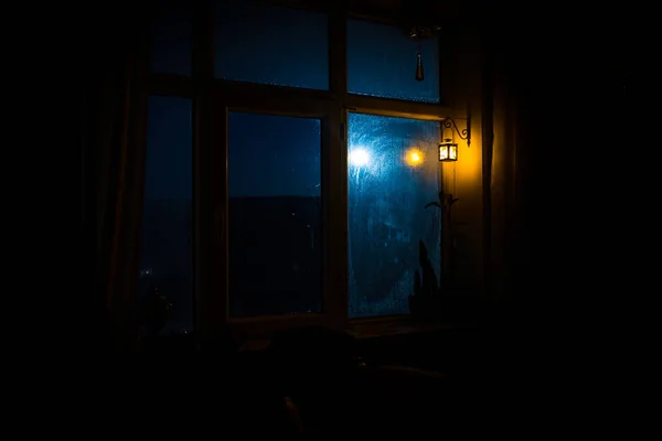 Escena Nocturna Luna Vista Través Ventana Desde Cuarto Oscuro Cielo —  Fotos de Stock