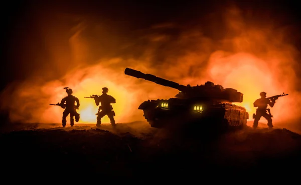 Conceito Guerra Silhuetas Militares Lutando Cena Fundo Céu Nevoeiro Guerra — Fotografia de Stock