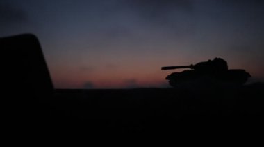 Savaş kavramı. Askeri siluetleri sahne üzerinde savaş sis sky mücadele arka plan, Dünya Savaşı askerler siluetleri bulutlu manzarası, gece aşağıda. Saldırı sahne. Zırhlı araçlar.