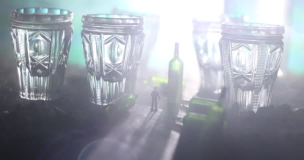 抽象酒精中毒的概念 一个人的剪影 站在一个雾蒙蒙的夜晚 巨大的眼镜充满了酒精饮料 站在路中间 创意艺术品装饰 — 图库视频影像
