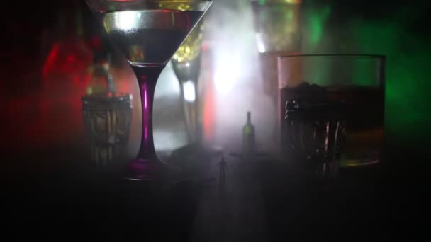 Abstracte Alcoholisme Concept Silhouet Van Een Man Die Het Midden — Stockvideo