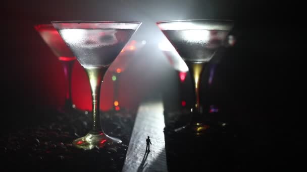 Soyut Alkolizm Kavramı Sisli Bir Gecede Dev Gözlüklü Yolun Ortasında — Stok video