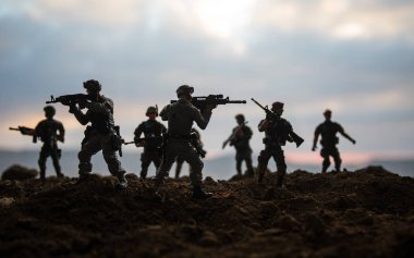 Savaş sahnesi. Askeri savaş sis gökyüzü arka plan üzerinde mücadele sahne siluetleri. Dünya Savaşı askerler siluetleri aşağıda bulutlu manzarası, gün batımı. Resim dekorasyon. Seçici odak