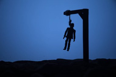 Korku görünümü siluet sis sisli akşam iskele üzerinde asılmış adam. Yürütme (veya intihar) dekorasyon. Korku Cadılar Bayramı kavramı. Seçici odak