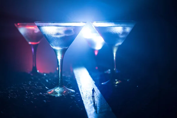 Soyut Alkolizm Kavramı Sisli Bir Gecede Dev Gözlüklü Yolun Ortasında — Stok fotoğraf