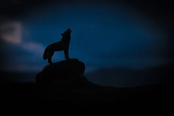 Silhouette Eines Heulenden Wolfes Vor Dunkel Getöntem Nebelhintergrund Halloween Horror — Stockfoto