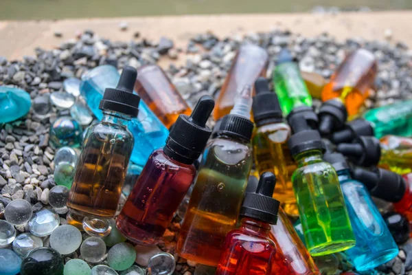 Concepto Vape Hermosas Botellas Vidrio Líquido Vapor Colorido Aire Libre — Foto de Stock