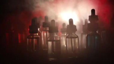 Vape sıvılar ve bokeh ışıklar arka plan üzerinde Noel süslemeleri ile elektronik sigara