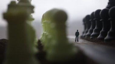 iş fikirleri ve rekabet ve strateji fikirleri satranç tahtası oyun kavramı. Sis arka planda bir satranç tahtasında satrançta rakamlar. Seçici odak