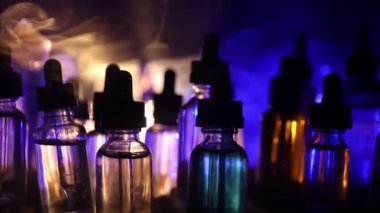 Vape sıvılar ve bokeh ışıklar arka plan üzerinde Noel süslemeleri ile elektronik sigara