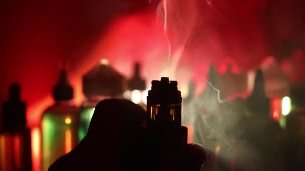 Elektroniczny papieros z vape cieczy i ozdoby świąteczne na tle światła bokeh — Wideo stockowe