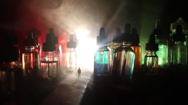 Cigarrillo electrónico con líquidos de vapor y decoraciones navideñas sobre fondo de luces bokeh — Vídeo de stock