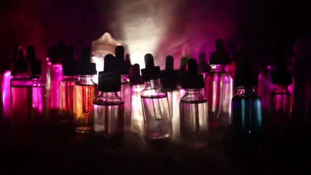 Cigarrillo electrónico con líquidos de vapor y decoraciones navideñas sobre fondo de luces bokeh — Vídeos de Stock
