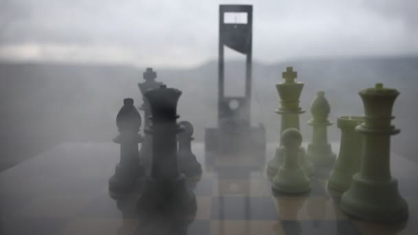 ビジネスのアイデアや競争と戦略のアイデアのチェスボードゲームの概念 霧の背景上のチェス盤上のチェスの数字 選択的フォーカス — ストック動画
