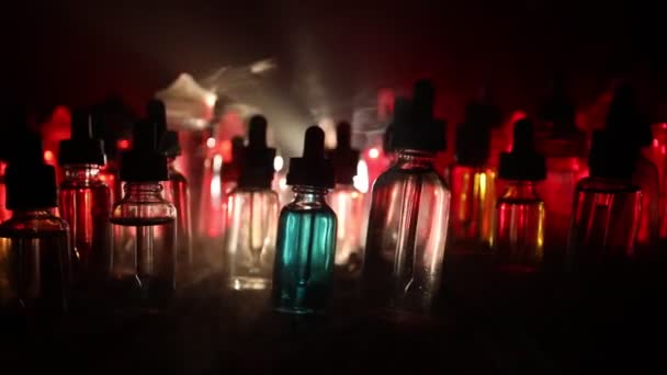 Cigarrillo electrónico con líquidos de vapor y decoraciones navideñas sobre fondo de luces bokeh — Vídeo de stock