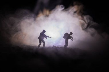 Askeri askerin siluet silahla. Savaş kavramı. Askeri siluetleri savaş sis sahnede mücadele arka plan, Dünya Savaşı askerin siluet aşağıda bulutlu manzarası, gece gökyüzü. Saldırı sahne