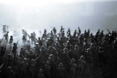 Savaş sahnesi. Askeri savaş sis gökyüzü arka plan üzerinde mücadele sahne siluetleri. Dünya Savaşı askerler siluetleri aşağıda bulutlu manzarası, gün batımı. Resim dekorasyon. Seçici odak