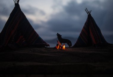 Yaratıcı kavramı dekorasyon. Eski bir Kızılderili teepee akşam çölde. Kızılderili çadırı ev Hint tarzı.