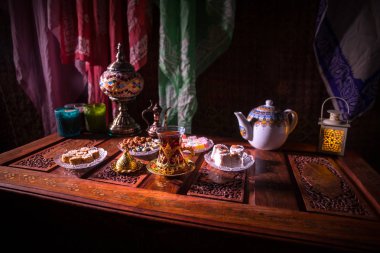 Arap çay Doğu vintage ahşap yüzey snacks ile cam. Doğu çay kavramı. Düşük ışık halı ile iç lounge. Boş alanı. Seçici odak.