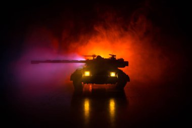 Savaş kavramı. Askeri siluetleri sahne savaş sis gökyüzü arka plan, bulutlu manzarası, gece aşağıda zırhlı araç silüeti üzerinde mücadele. Saldırı sahne. Savaş tankları. Resim dekorasyon